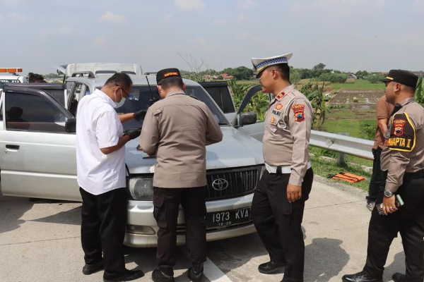 Sekeluarga Asal Pacitan Tewas dalam Mobil di Tol Tegal, Diduga Keracunan Gas
