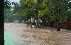 Banjir di Cirebon Terjang Pusat Perbelanjaan dan Kompleks Pemkab, Belasan Rumah Rusak Parah