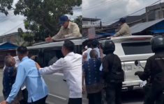 Pria Hadang Mobil Prabowo di Langkat Demi Curhat Langsung ke Presiden: Bapak Bagus, Tapi Aparaturnya Tidak Becus