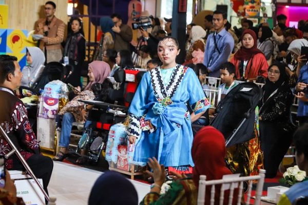 Fashion Show Difabel di Mall FX Sudirman Spesial Peringatan HDI 2025, Cek Jadwal dan Deretan Artis Musisi Spektakuler!