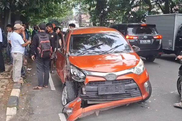 Mobil Calya Tabrak TransJakarta di Duren Tiga Jakarta Selatan, Pengemudi Mahasiswa WNA Myanmar