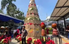 Gereja Katedral Jakarta Usung Konsep Sederhana di Natal 2025, Pohon Natal dari Bahan Daur Ulang. (Source: Sindo News)