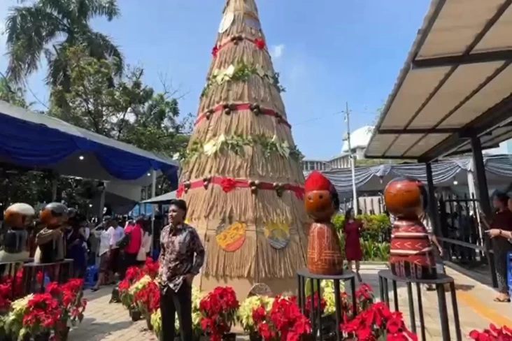 Gereja Katedral Jakarta Usung Konsep Sederhana di Natal 2025, Pohon Natal dari Bahan Daur Ulang. (Source: Sindo News)