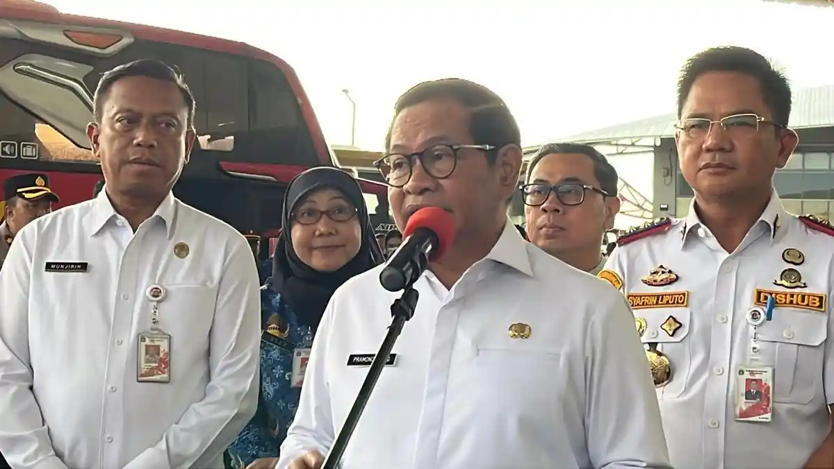 Gubernur DKI Jakarta, Pramono Anung saat meninjau Terminal Terpadu Pulo Gebang, Cakung, Jakarta Timur, Jumat (19/12/2025). (Source: Tribun News)