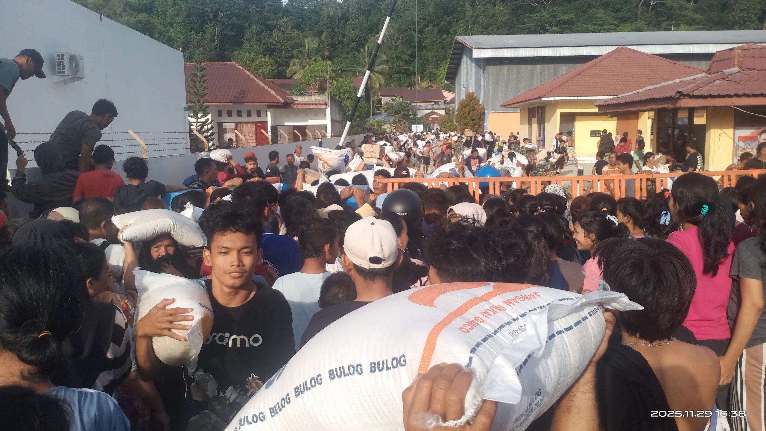 Gudang bulog Sibolga dijarah saat bencana. (Source: RRI)