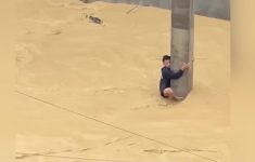 7 jam seorang pria bertahan di genangan banjir aceh