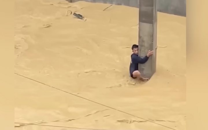 7 jam seorang pria bertahan di genangan banjir aceh