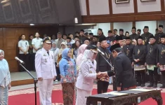 Iin Mutmainnah resmi dilantik jadi Wali Kota Jakarta Barat. (Source: Merdeka)