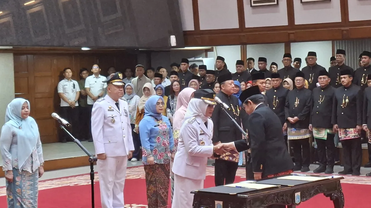 Iin Mutmainnah resmi dilantik jadi Wali Kota Jakarta Barat. (Source: Merdeka)