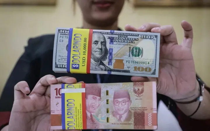 Ilustrasi dolar dan rupiah (Source: Pikiran Rakyat)