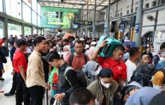 Ilustrasi pemudik menjelang Nataru di Stasiun Pasar Senen. (Source: Sinpo)
