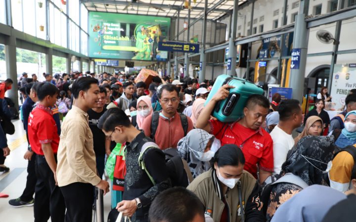 Ilustrasi pemudik menjelang Nataru di Stasiun Pasar Senen. (Source: Sinpo)