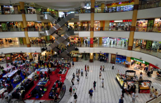 Ilustrasi pengunjung di dalam mal Jakarta. (Source: Blue Bird Group)
