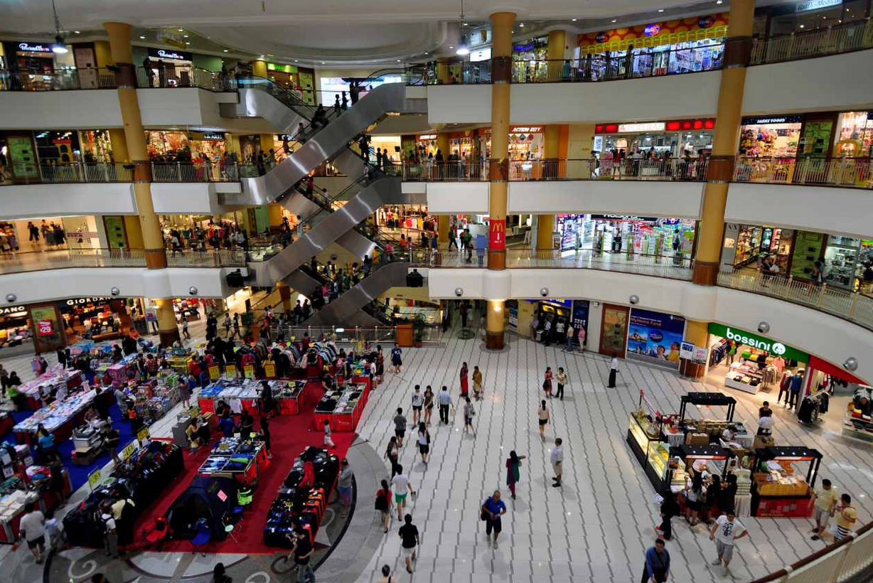 Ilustrasi pengunjung di dalam mal Jakarta. (Source: Blue Bird Group)