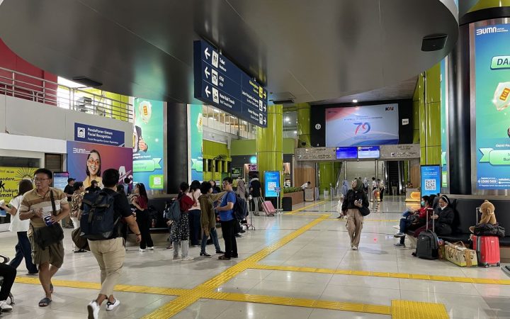 Ilustrasi penumpang di stasiun Gambir. (Source: Kompas)