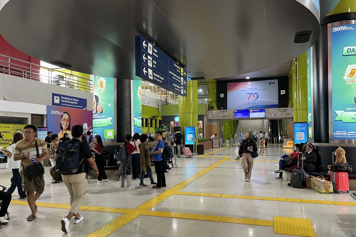 Ilustrasi penumpang di stasiun Gambir. (Source: Kompas)