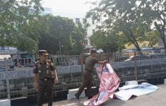 Ilustrasi Satpol PP sedang mencopot spanduk. (Source: Instagram satpolpp.dki)