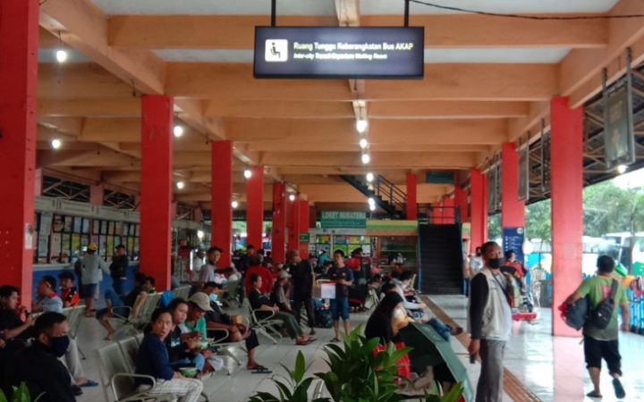 Ilustrasi terminal Kampung Rambutan padat jelang Nataru. (Source: Sindo News)
