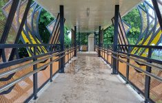 JPO Kyai Tapa Jakarta Barat Akhirnya Beroperasi Setelah Ramai Protes Netizen. (Source: Kompas)