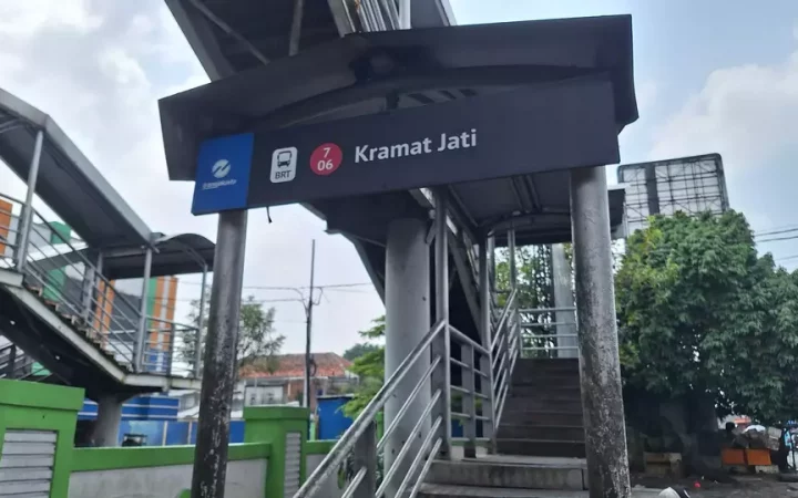 JPO Pasar Kramat Jati Bergetar dan Rusak, Warga Minta Tak Lagi Tambal Sulam. (Source: Berita Satu)