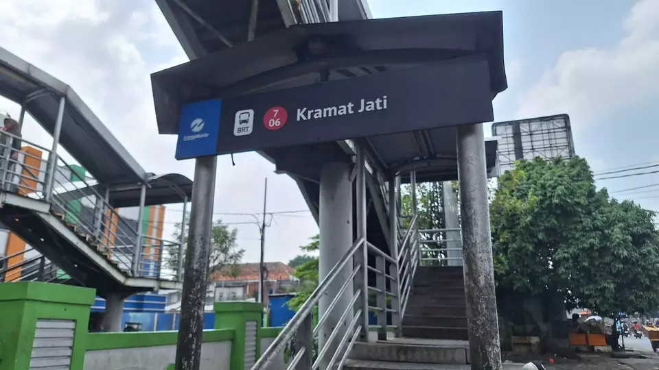 JPO Pasar Kramat Jati Bergetar dan Rusak, Warga Minta Tak Lagi Tambal Sulam. (Source: Berita Satu)