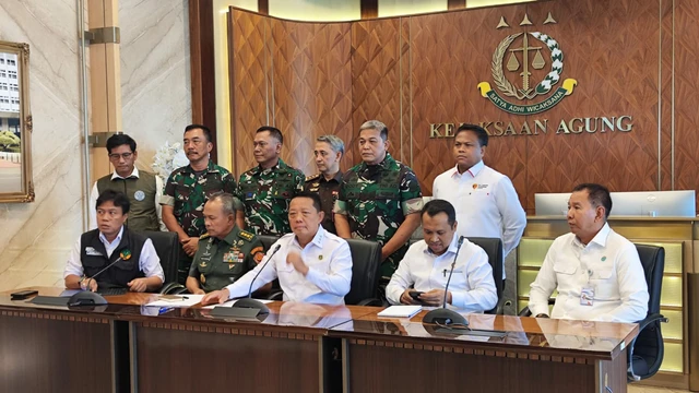 Jumpa pers satgas PKH mengenai dugaan tindak pidana penyebab banjir dan longsor di Sumatera. (Source: Kumparan)