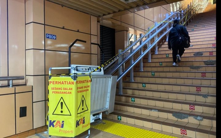 KAI Commuter siapkan lift disabilitas pertama di Stasiun Cikini beroperasi 2026. (Source: Kompas)