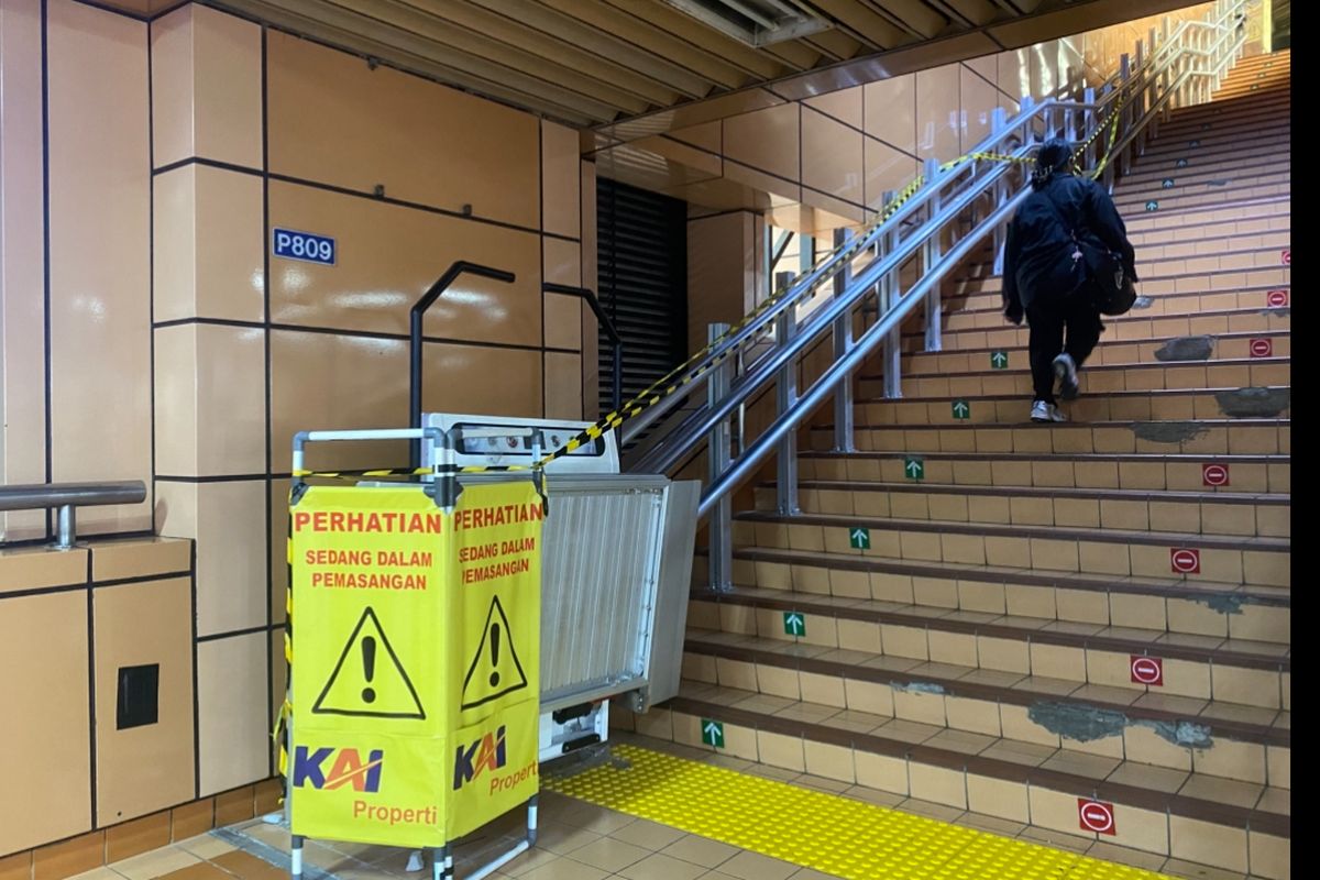 KAI Commuter siapkan lift disabilitas pertama di Stasiun Cikini beroperasi 2026. (Source: Kompas)