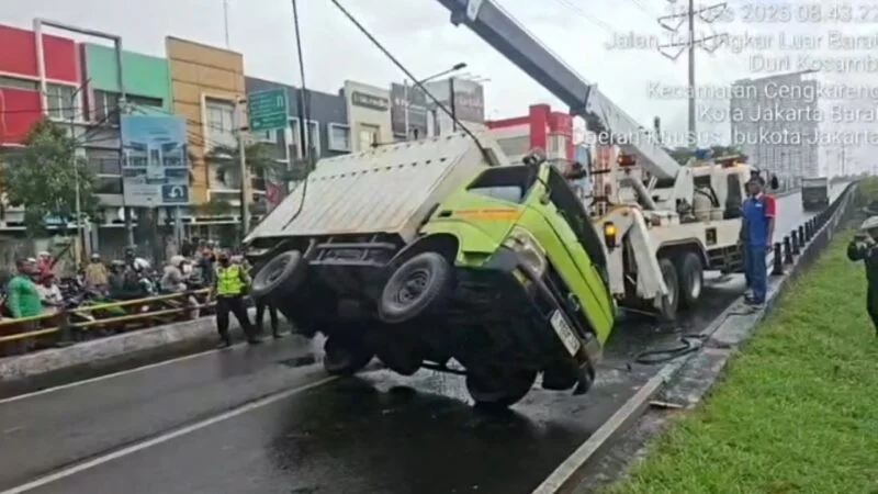 Kecelakaan di Flyover Rawa Buaya. (Source: Lensa Polri)