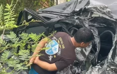 Kecelakaan mobil Avanza tertabrak kereta bandara di Kalideres, Jakarta Barat (19/12/2025). (Source: Berita Satu)