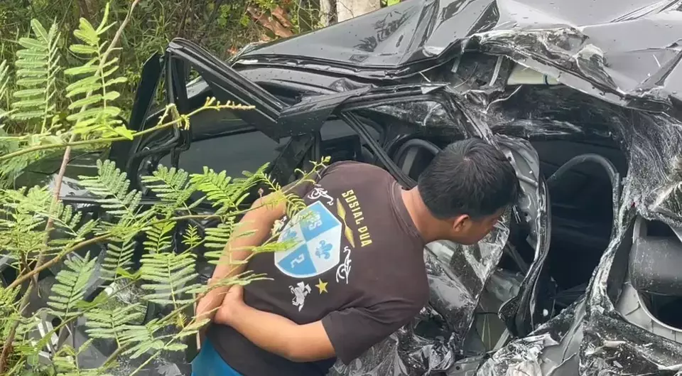 Kecelakaan mobil Avanza tertabrak kereta bandara di Kalideres, Jakarta Barat (19/12/2025). (Source: Berita Satu)