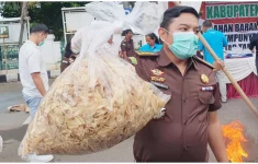 Kejari Bogor Bakar 5 Kg Keripik Pisang Disemprot Zat Narkoba. (Source: Radar Bogor)