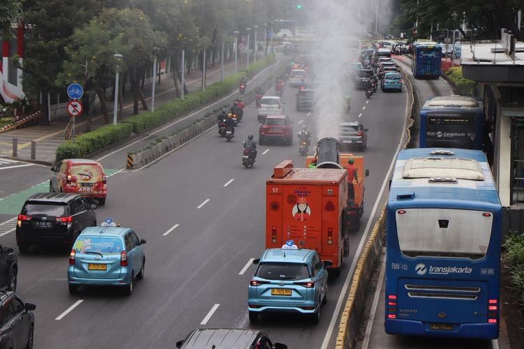 Kendaraan water mist menyemprotkan air ke jalan di Jakarta untuk mengurangi polusi udara. (Source: DLH DKI Jakarta)