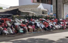 Kolong Fly Over Ciputat Dipenuhi Sampah. (Source: Kumparan)