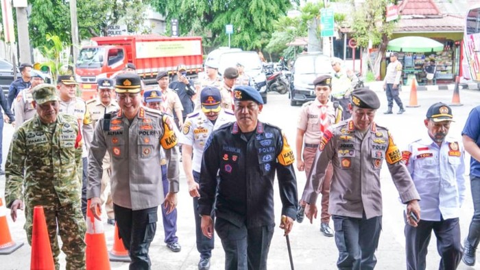 Kombes Henik Maryanto Cek Langsung Pengamanan Operasi Lilin Jaya 2025 di Jakarta. (Source: Detik)