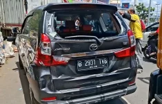 Kronologi tabrakan beruntun di Kramat Jati, Jakarta Timur siang ini (17/12/2025). (Source: Tribun News)