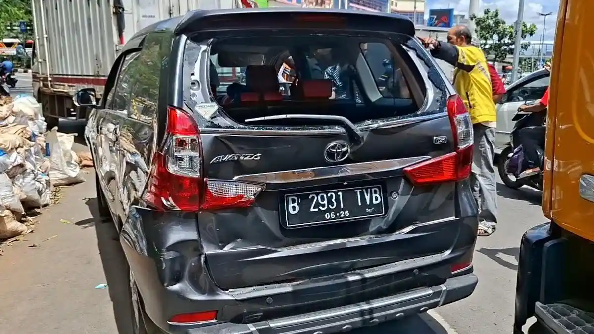 Kronologi tabrakan beruntun di Kramat Jati, Jakarta Timur siang ini (17/12/2025). (Source: Tribun News)