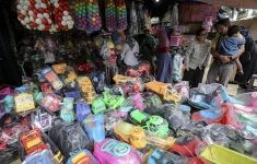 Libur Natal dan Tahun Baru Tak Ramai, Pedagang Mainan Pasar Gembrong Merugi. (Source: Kumparan)