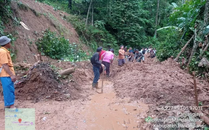 Longsor Akibat Hujan Deras di Mandalawangi Pandeglang, Akses Wisata Lewibumi Terputus. (Source: Warga)