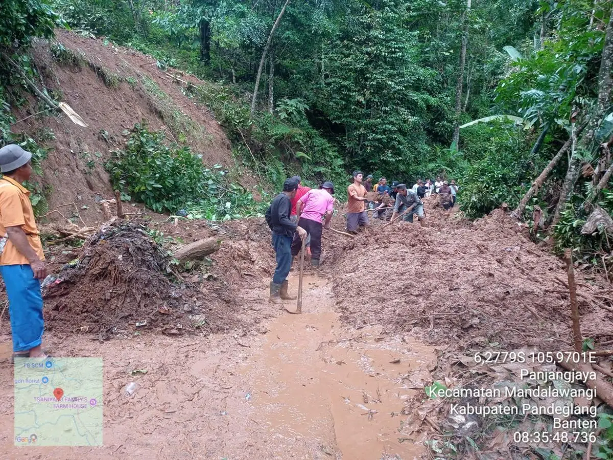 Longsor Akibat Hujan Deras di Mandalawangi Pandeglang, Akses Wisata Lewibumi Terputus. (Source: Warga)