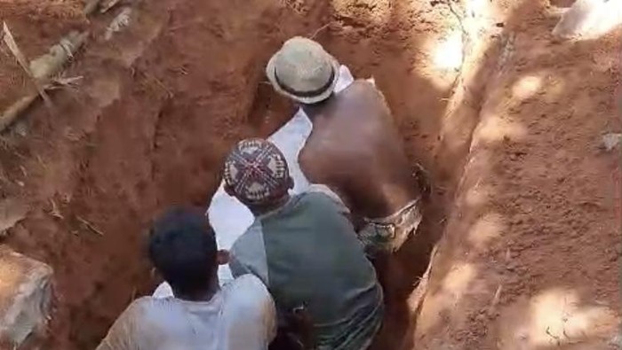 Makam Zainuddin dibongkar, jasadnya masih utuh meski 30 tahun terkubur. (Source: Detik)