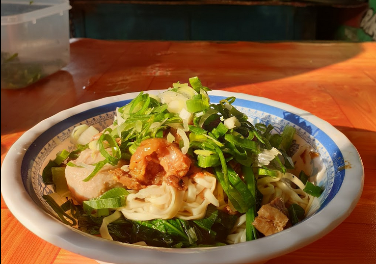 7 Rekomendasi Mie Ayam Enak di Jakarta Selatan yang Ramai Pengunjung 4 Mie Ayam Mas Doyok (Source: Google Maps)