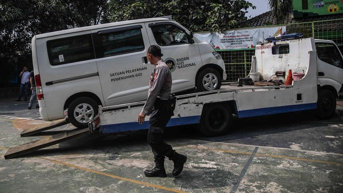 Mobil MBG yang menabrak siswa di SDN 01 Kalibaru, Cilincing, Jakarta Utara. (Source: Detik)
