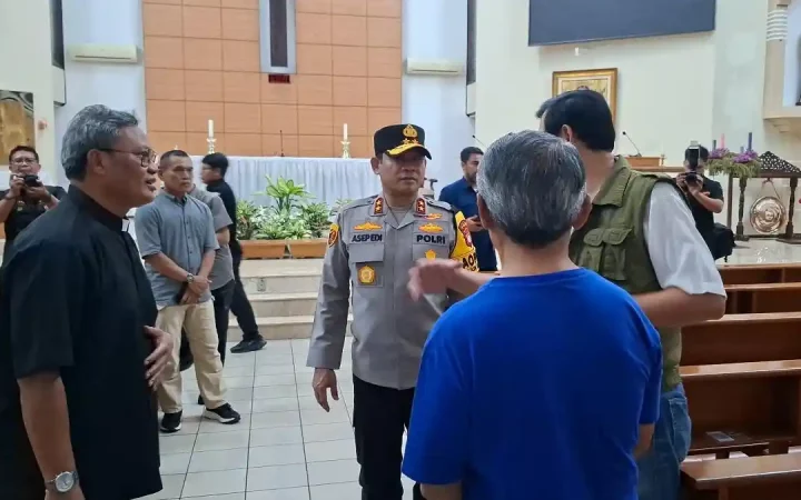 Pastikan aman dan kondusif, Kapolda Metro Jaya cek pengamanan gereja jelang Natal. (Source: Berita Polisi)