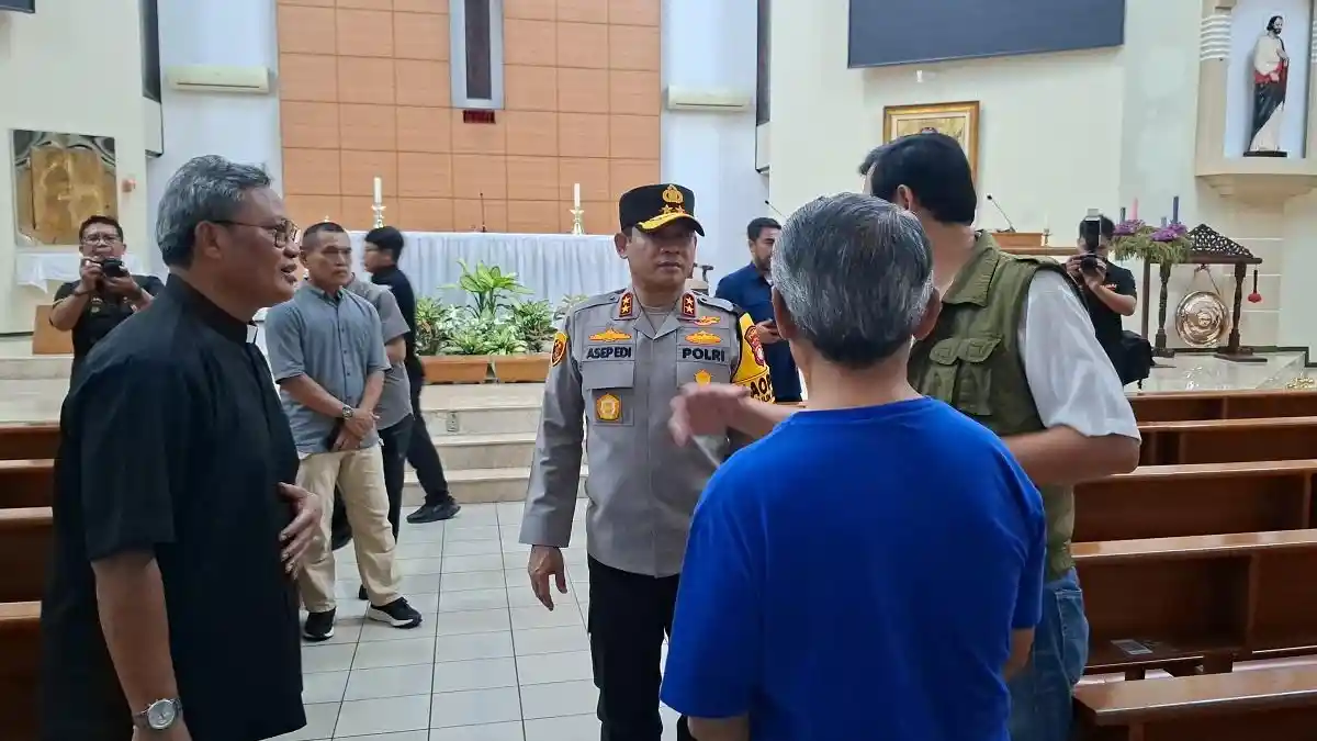 Pastikan aman dan kondusif, Kapolda Metro Jaya cek pengamanan gereja jelang Natal. (Source: Berita Polisi)
