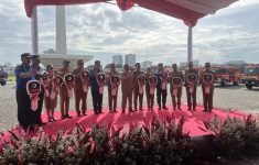 Pemprov DKI Serahkan 14 Unit Mobil Damkar ke 14 Daerah. (Source: Detik)