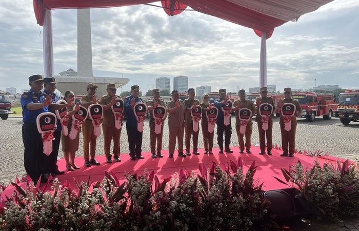 Pemprov DKI Serahkan 14 Unit Mobil Damkar ke 14 Daerah. (Source: Detik)