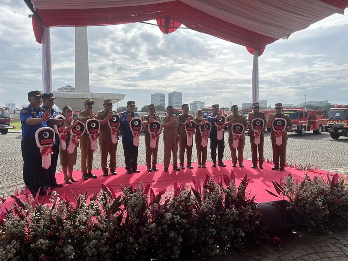 Pemprov DKI Serahkan 14 Unit Mobil Damkar ke 14 Daerah. (Source: Detik)