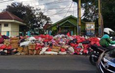 Penampakan sampah di Puskesmas Serpong I, Tangerang Selatan (Source: Detik)
