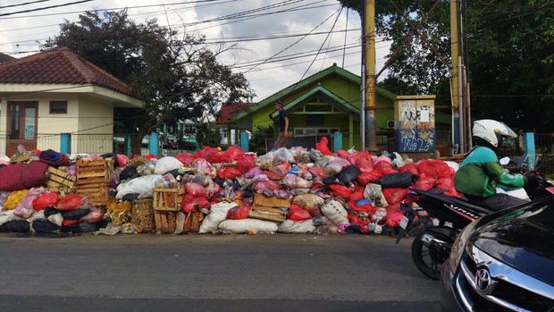 Penampakan sampah di Puskesmas Serpong I, Tangerang Selatan (Source: Detik)